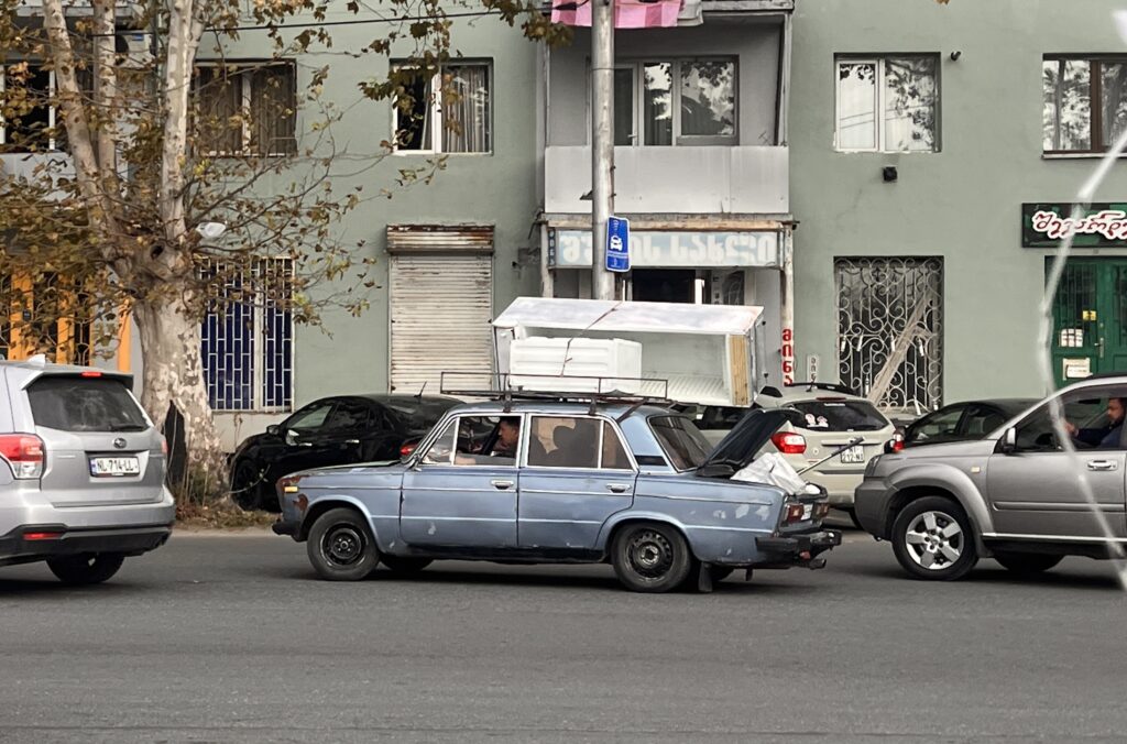 ジョージア冷蔵庫を運ぶ乗用車