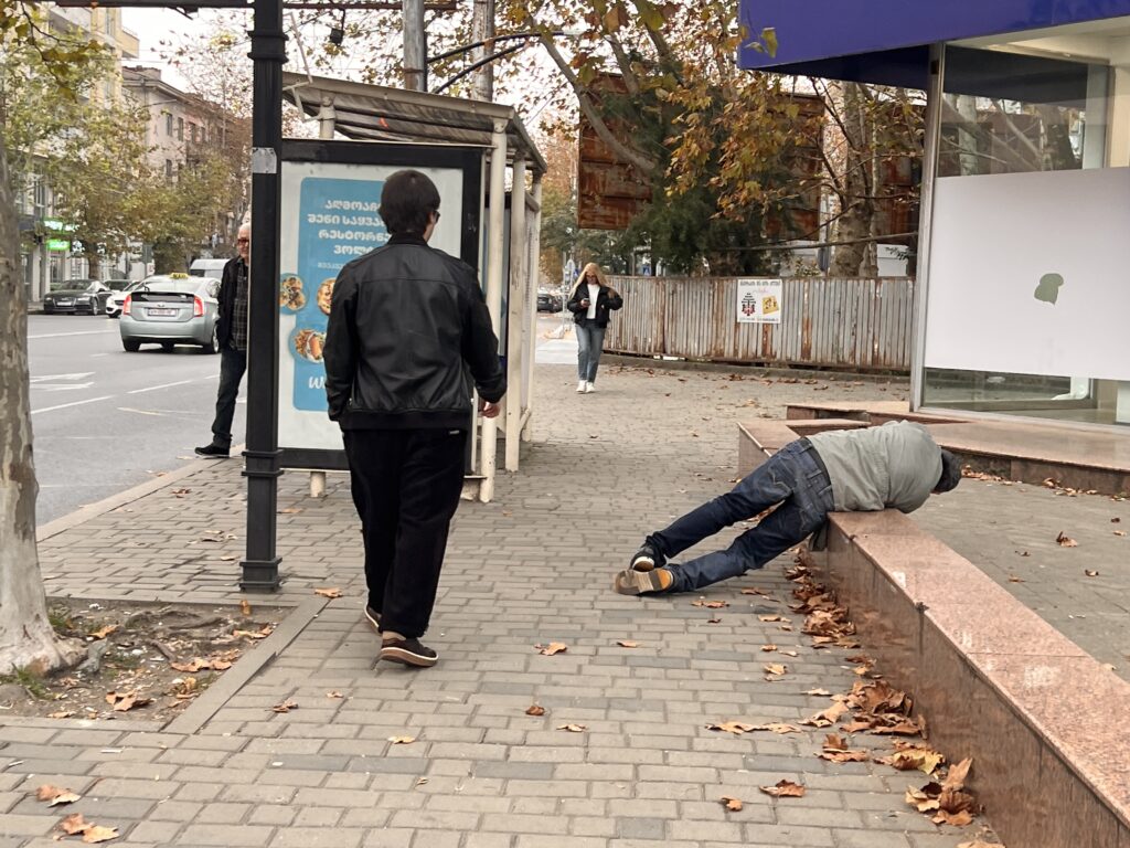 クタイシ道で倒れている人