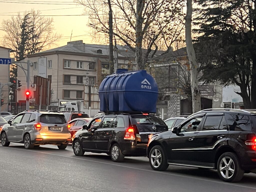 ジョージアなんでも運ぶ乗用車