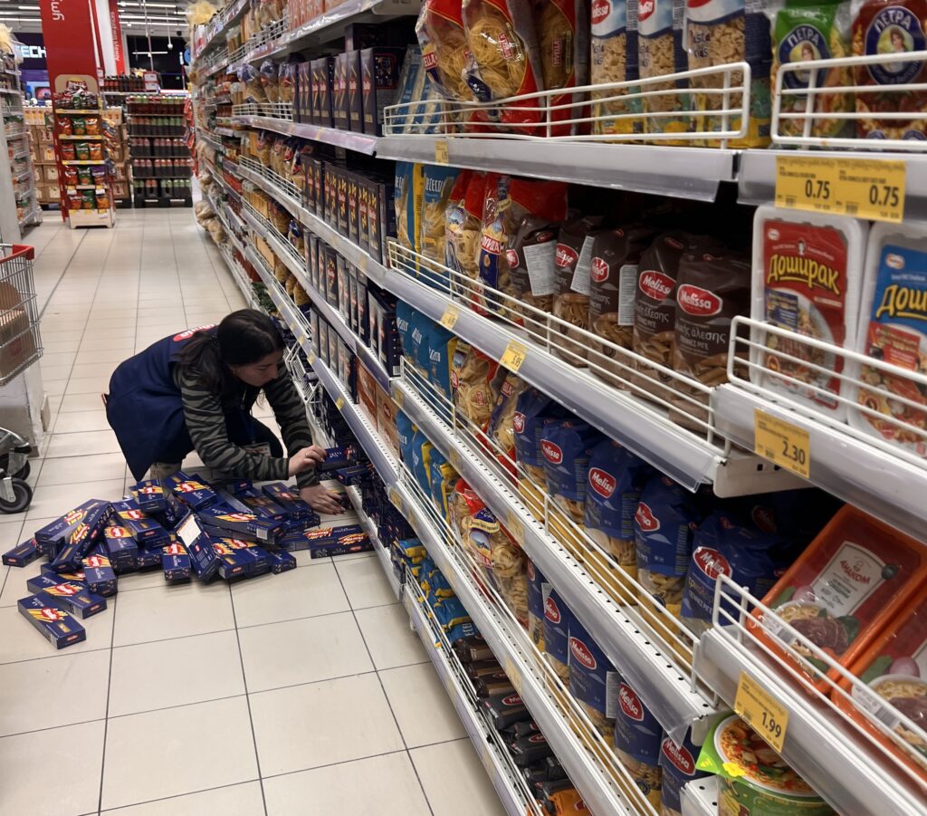 ジョージアスーパーの品出し