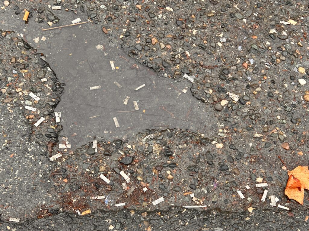 ジョージアタバコの吸い殻ポイ捨て