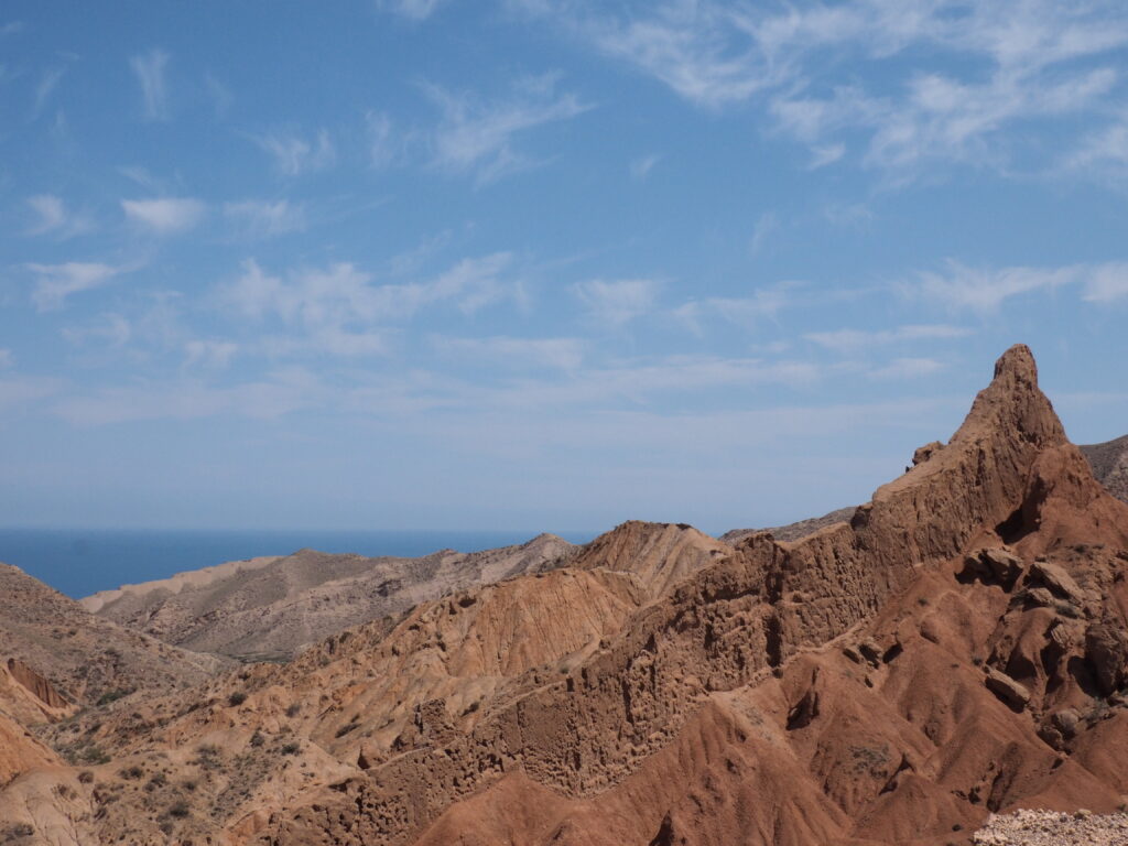 スカスカ渓谷とイシククル湖