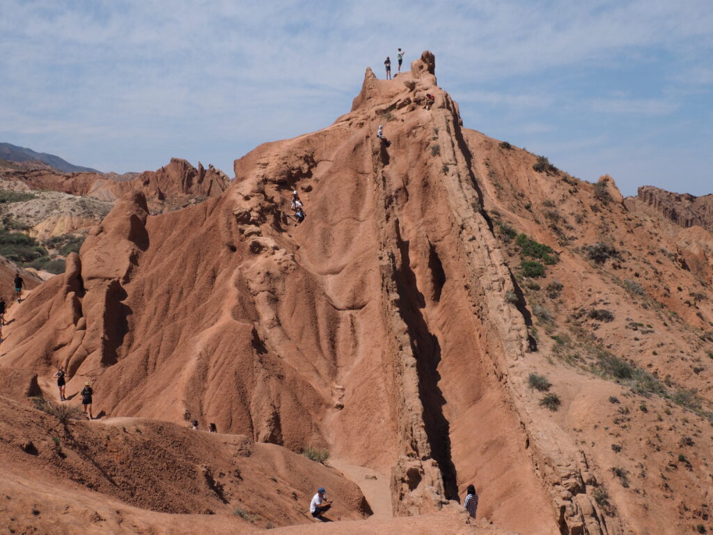 スカスカ渓谷山から降りてくる人間たち