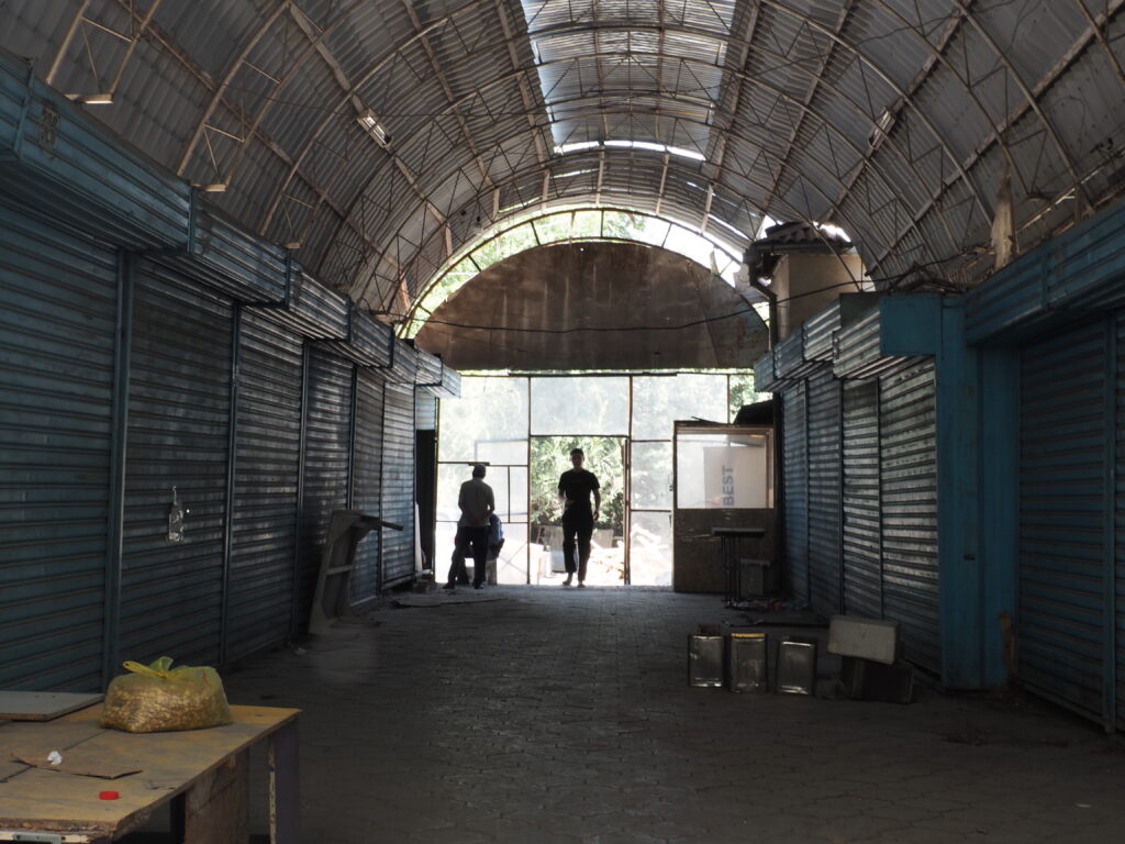 オシュのバザールシャッター街