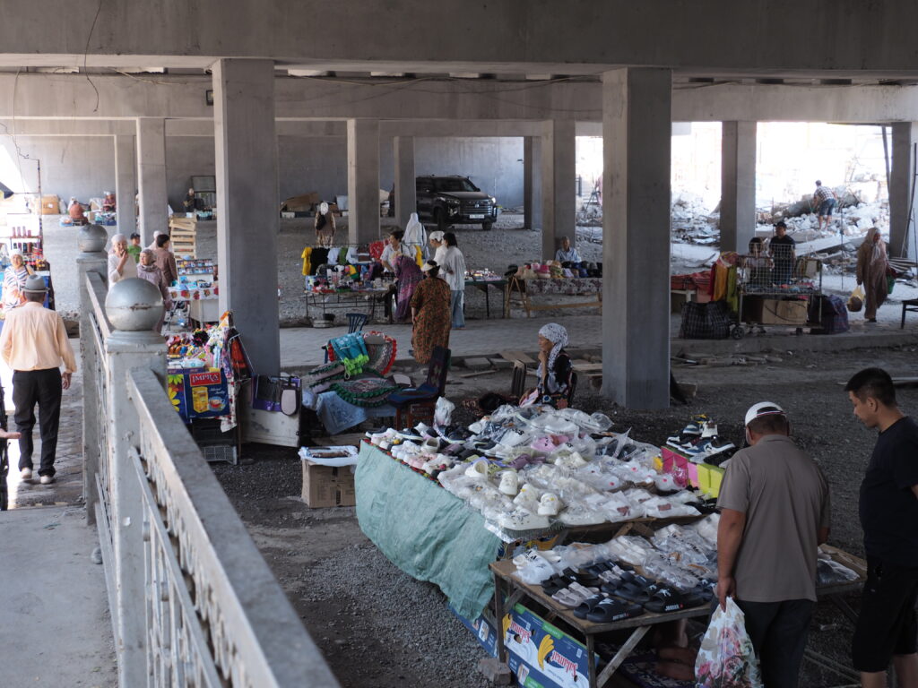 オシュ高架下の商人