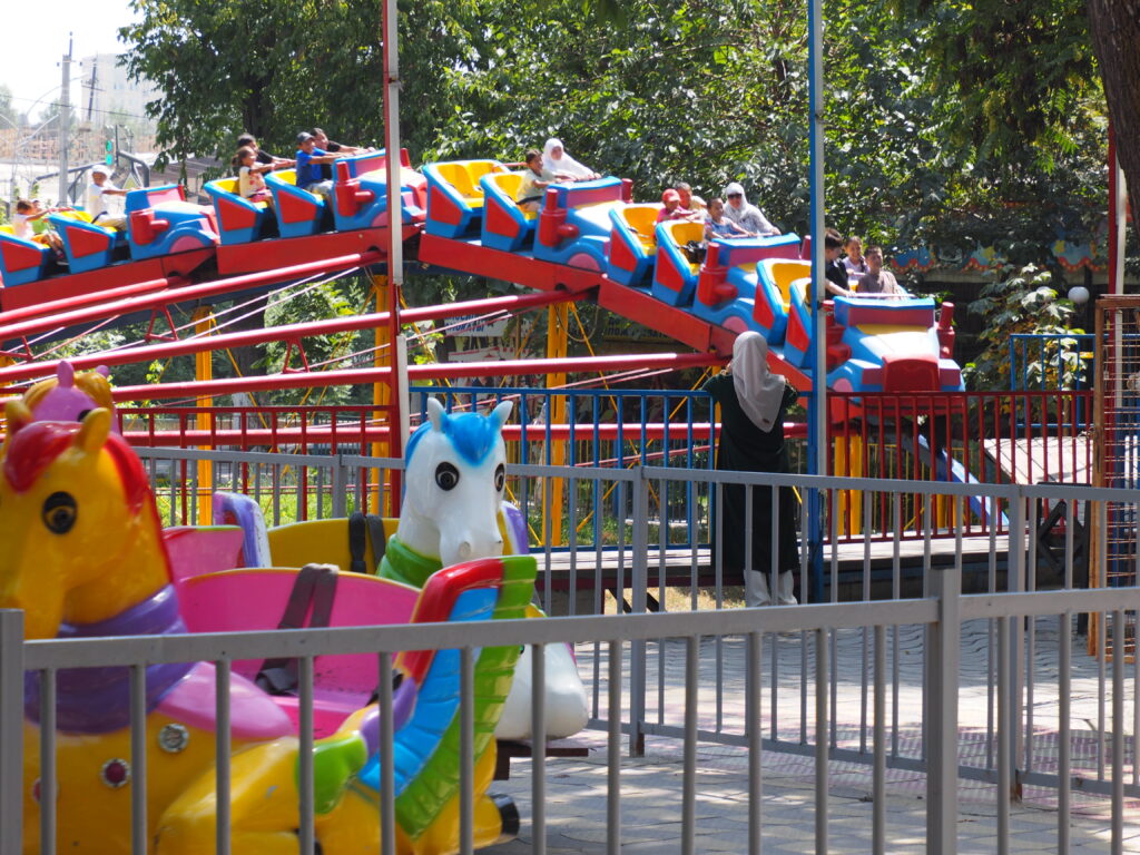 オシュ遊園地アトラクション