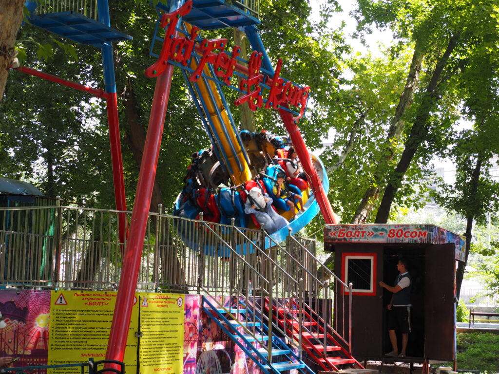 オシュ遊園地アトラクション